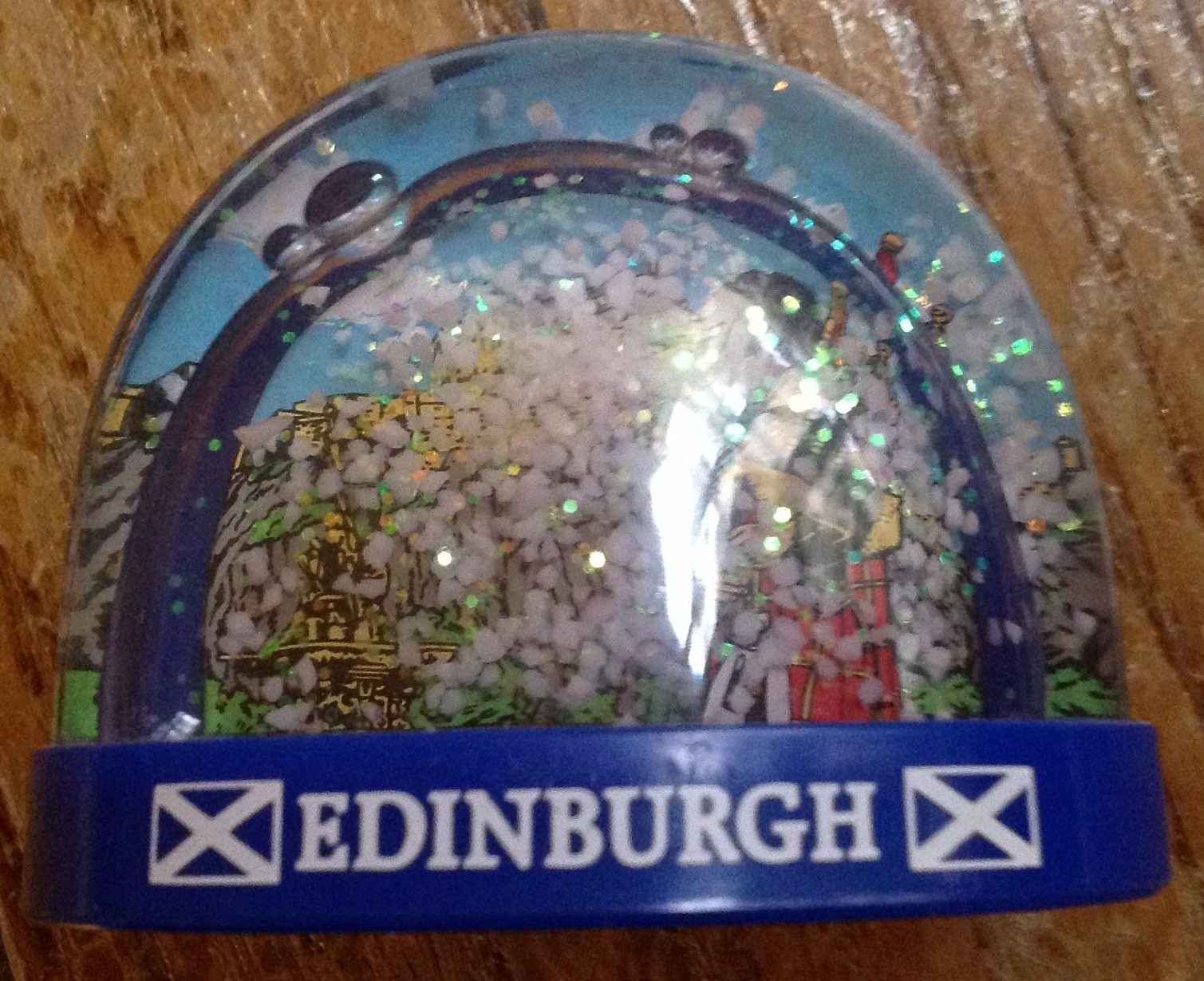 Edinburgh snowglobe - Product - fr